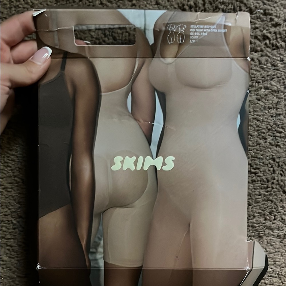 SKIMS Women's Sculpting Bodysuit - Tan
